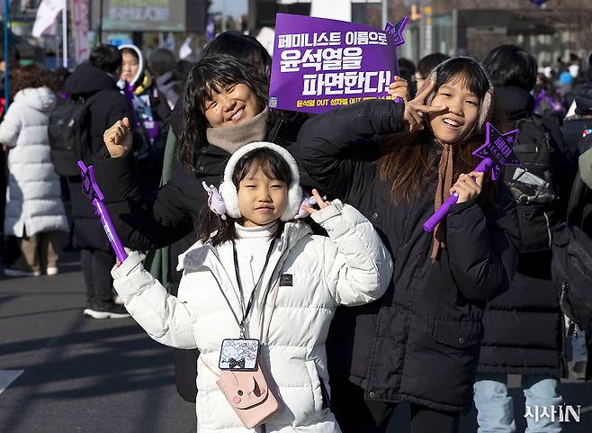 두 아이와 거리에 나선 변정아씨(43). ⓒ시사IN 이명익
