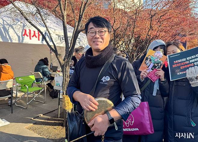 ‘윤 보내기 굿’ 벌인 김용범씨(60·풍물패 터울림 회원). ⓒ시사IN 김다은