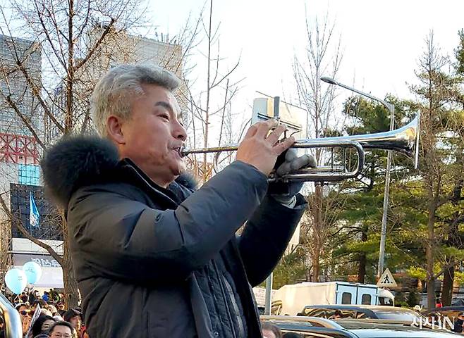 거리에서 트럼펫 연주하던 길찬우씨(59·시내버스 기사). ⓒ시사IN 이종태