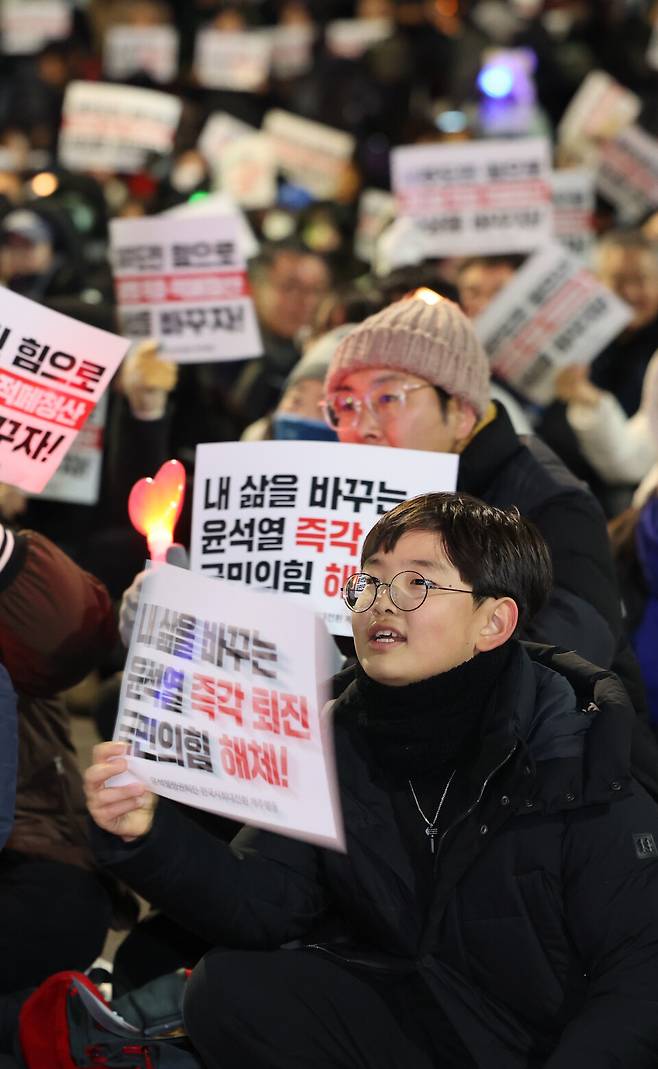28일 오후 제주시청 앞에서 윤석열정권퇴진·한국사회대전환 제주행동 주최로 '윤석열 즉각 퇴진 요구 제주도민대회'가 열리고 있다. ⓒ연합뉴스