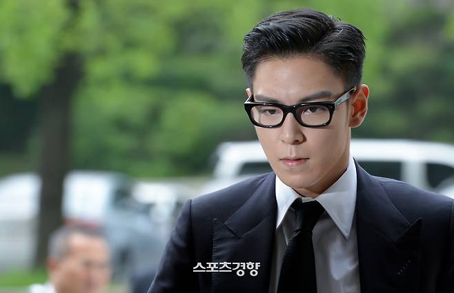 여성과 자택에서 대마초를 수차례 흡입한 혐의를 받고 법원에 출석하는 빅뱅 출신 탑. 경향신문 자료사진