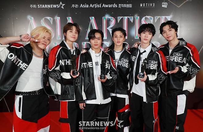 그룹 NCT 127이 27일 오후 태국 방콕 임팩트 챌린저 홀 1-2(IMPACT Challenger Hall 1-2)에서 진행된 '제9회 아시아 아티스트 어워즈'(The 9th Asia Artist Awards, 이하 'AAA 2024')에서 AAA 베스트 아티스트, 올해의 무대, 베스트 초이스(도영)상을 수상한 뒤 포즈를 취하고 있다.   /사진=이동훈 photoguy@