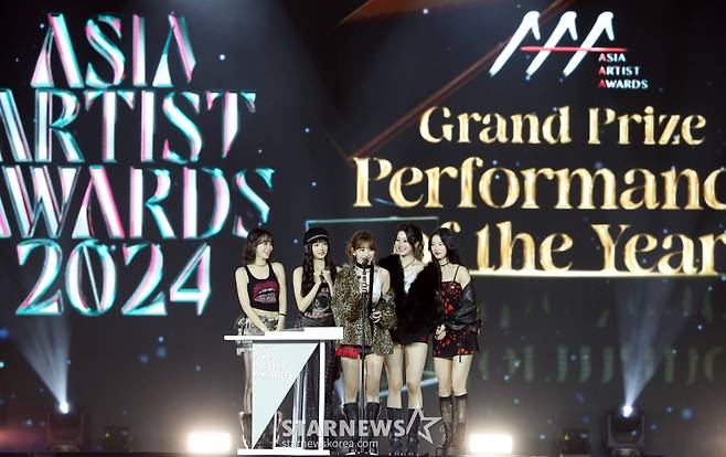그룹 르세라핌이 27일 오후 태국 방콕 임팩트 챌린저 홀 1-2(IMPACT Challenger Hall 1-2)에서 진행된 '제 9회 아시아 아티스트 어워즈'(The 9th Asia Artist Awards, 이하 'AAA 2024')'에서 대상 올해의 퍼포먼스상을 수상한 뒤 소감을 말하고 있다. 2024.12.27 /사진=김창현 chmt@