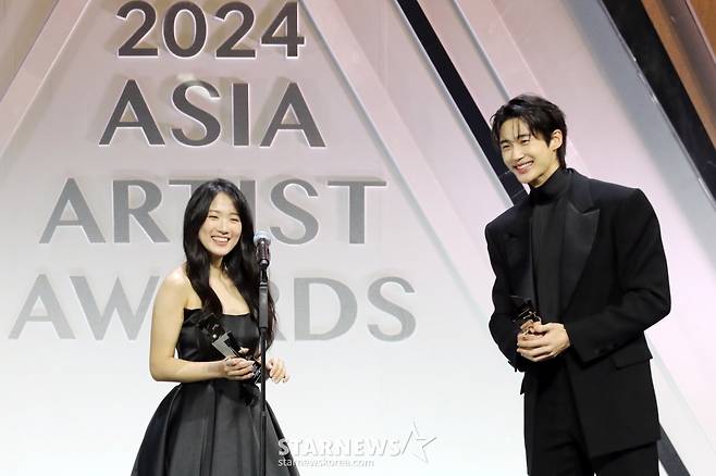 배우 김혜윤과 변우석이가 27일 오후 태국 방콕 임팩트 챌린저 홀 1-2(IMPACT Challenger Hall 1-2)에서 열린 '제 9회 아시아 아티스트 어워즈'(The 9th Asia Artist Awards')' 에서 AAA 베스트 커플 상을 수상하고 소감을 말하고 있다.  2024.12.27 /사진=임성균 tjdrbs23@