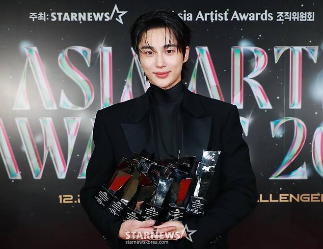 배우 변우석이 27일 오후 태국 방콕 임팩트 챌린저 홀 1-2(IMPACT Challenger Hall 1-2)에서 진행된 '제9회 아시아 아티스트 어워즈'(The 9th Asia Artist Awards, 이하 'AAA 2024')에서 AAA 파퓰리티, 아시아 셀러브리티, 베스트 아티스트, 베스트 커플, 베스트 OST, 올해의 남우주연상을 수상한 뒤 포즈를 취하고 있다.  /2024.12.27 /사진=이동훈 photoguy@