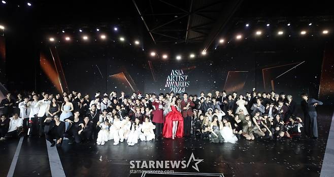 27일 오후 태국 방콕 임팩트 챌린저 홀 1-2(IMPACT Challenger Hall 1-2)에서 '제 9회 아시아 아티스트 어워즈'(The 9th Asia Artist Awards')'가 성대하게 마무리한 가운데 모든 아티스트들이 기념촬영을 하고 있다. 2024.12.27 /사진=임성균 tjdrbs23@