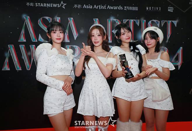 걸그룹 QWER 27일 오후 태국 방콕 임팩트 챌린저 홀 1-2(IMPACT Challenger Hall 1-2)에서 진행된 '제9회 아시아 아티스트 어워즈'(The 9th Asia Artist Awards, 이하 'AAA 2024')에서 AAA 신인상을 수상한 뒤 포즈를 취하고 있다. /사진=이동훈 photoguy@