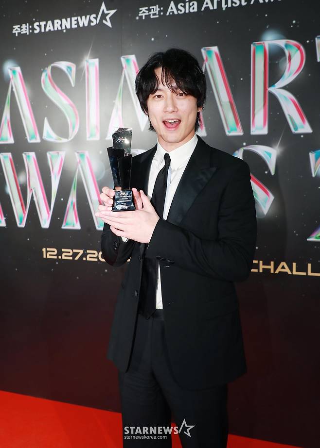 일본배우 사카구치 켄타로가 27일 오후 태국 방콕 임팩트 챌린저 홀 1-2(IMPACT Challenger Hall 1-2)에서 진행된 '제9회 아시아 아티스트 어워즈'(The 9th Asia Artist Awards, 이하 'AAA 2024')에서 AAA 아시아 스타상을 수상한 뒤 포즈를 취하고 있다.  연말 최고의 글로벌 축제의 장으로 펼쳐진 'AAA 2024'에는 올 한 해를 빛낸 톱 아티스트들이 총출동했다.  /사진=이동훈 photoguy@