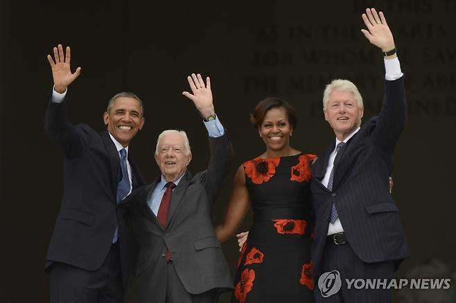 2014년 킹 목사 연설 50주년 기념행사에 참석한 카터 전 대통령(왼쪽에서 두번째)과 오바마 전 대통령(왼쪽), 미셸 오바마 여사(오른쪽에서 두 번째), 클린턴 전 대통령 [EPA=연합뉴스 자료사진]