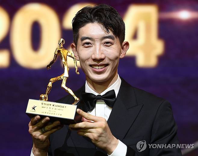 2024 K리그1 MVP 조현우 (서울=연합뉴스) 류영석 기자 = 29일 오후 서울 서대문구 스위스그랜드호텔에서 열린 K리그 2024 대상 시상식에서 K리그1 최우수선수상(MVP)을 받은 울산HD 조현우가 트로피와 함께 기념 촬영을 하고 있다. 2024.11.29 ondol@yna.co.kr