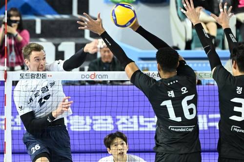 공격하는 대한항공의 막심(맨 왼쪽) [한국배구연맹 제공. 재판매 및 DB 금지]