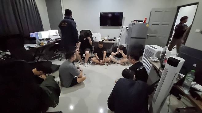 태국 경찰, 파타야서 온라인 도박사이트 운영 한국인 13명 체포 지난 28일(현지시간) 태국 중부 촌부리주 파타야 방라뭉 지역 주택에서 한국인 조직원들이 한국인 상대 온라인 도박사이트를 운영하던 현장을 태국 경찰이 단속한 모습. 2024.12.30
[카오솟 홈페이지 캡처. 재판매 및 DB 금지]