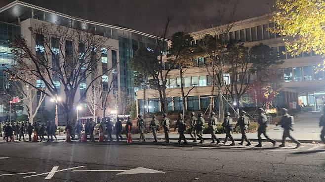 계엄해제 결의안이 통과된 후 국회 경내에서 철수하는 공수부대 행렬. (사진=한광범 기자)