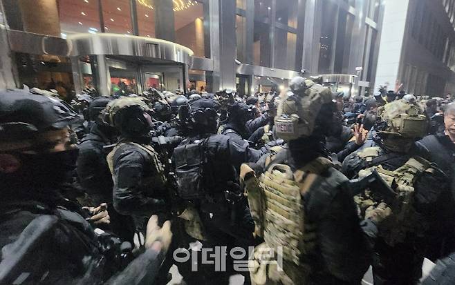 국회에 불법적으로 난입한 계엄군. 이들 역시 군형법상 반란죄 처벌 대상이 될 수 있다는 것이 법조계의 설명이다. (사진=한광범 기자)