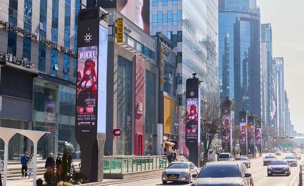 - 강남역 거리 니케 옥외광고 풍경