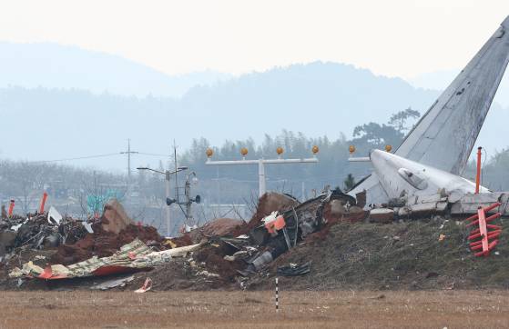 30일 전남 무안군 무안국제공항 활주로 인근의 방위각 시설(로컬라이저)이 전날 제주항공 여객기와의 충돌 여파로 파손돼 있다. 방위각 시설은 공항의 활주로 진입을 돕는 역할을 하는 일종의 안테나로, 흙으로 된 둔덕 상부에 있는 콘크리트 기초와 안테나가 서 있는 구조다. 〈사진=연합뉴스〉