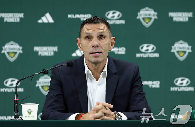 거스 포옛 전북 현대 신임 감독이 30일 전주월드컵경기장에서 열린 취임 기자회견에 참석해 소감을 밝히고 있다. (전북 현대 제공) 2024.12.30/뉴스1 ⓒ News1 김진환 기자
