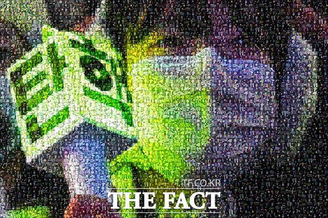 지난 14일 국회의사당 앞에서 열린 '내란수괴 윤석열 즉각 탄핵! 범국민촛불대행진'에서 대통령 탄핵을 촉구하는 10대 여성이 응원봉을 들고 구호를 외치고 있다. 사진은 응원봉을 들고 집회에 참석한 30여 명의 여성 얼굴을 모자이크 타일 프로그램을 이용해 편집했다. /서예원 기자