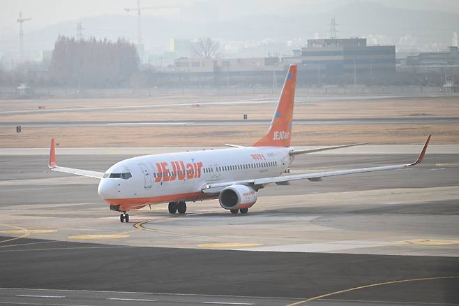 전남 무안국제공항에서 제주항공 여객기 참사 다음날인 30일 서울 강서구 김포국제공항 국내선에서 제주항공 비행기가 이륙 준비를 하고 있다. 이날 오전 김포공항에서 출발한 제주행 제주항공 7C101편은 이륙 직후 랜딩기어 이상이 발견돼 회항했다. / 고운호 기자