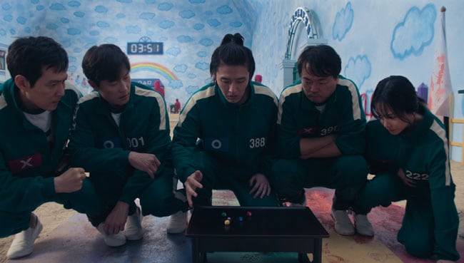 '오징어 게임' 시즌2에서 참가자 강대호(강하늘·가운데)가 공기놀이를 하고 있다. /넷플릭스