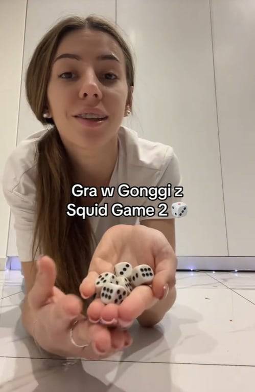 30일 폴란드 틱토커가 주사위로 공기놀이를 하는 영상을 틱톡에 올렸다. /틱톡 채널 'sabinitta' 캡처