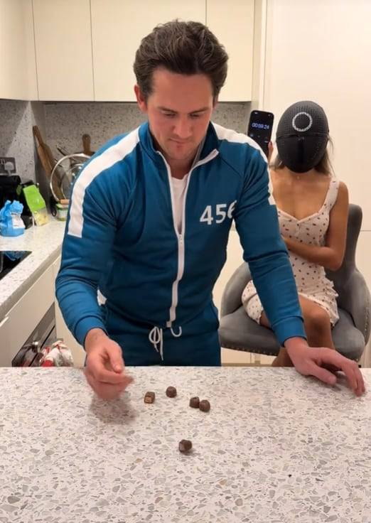 29일 영국 틱토커가 트레이닝복을 입고 초콜릿으로 공기 놀이에 도전하는 영상을 틱톡에 올렸다. /틱톡 채널 'temp_tation' 캡처