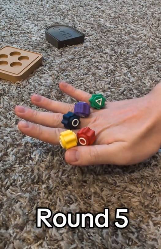 30일 호주 틱토커가 ‘오징어 게임2′에 나온 공깃돌을 3D 프린터로 구현해 공기놀이를 하는 영상을 올렸다. /틱톡 채널 'jc.3d_designs' 캡처