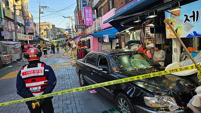 31일 오후 4시18분께 서울 양천구 목동 깨비시장에서 70대 남성이 모는 승용차가 돌진해 다수의 부상자가 발생했다. /연합뉴스