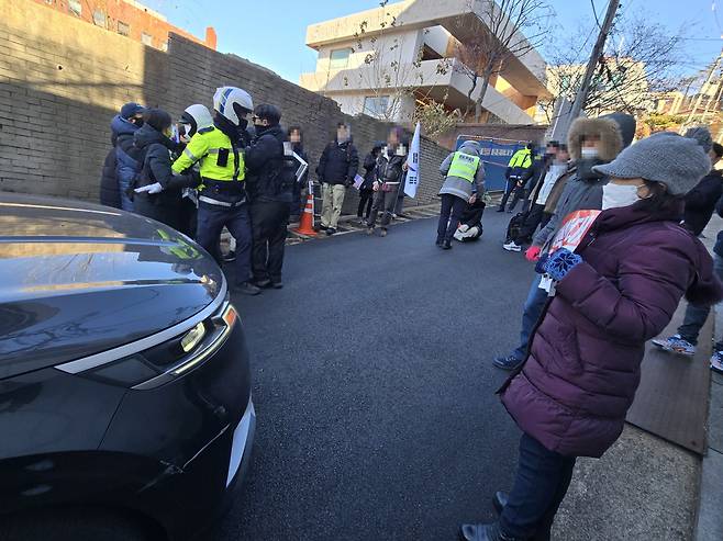 법원이 윤석열 대통령에 대한 체포영장을 발부한 31일 대통령 지지자들이 서울 용산구 한남동 대통령 관저 인근 도로에서 차량을 막아서고 있다. /정두용 기자