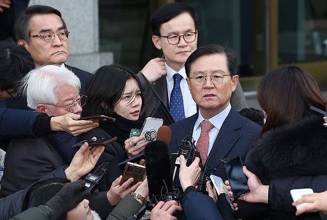 27일 오후 윤석열 대통령의 법률대리인인 윤갑근 변호사가 탄핵심판 사건 첫 번째 변론준비기일을 마친 뒤 서울 종로구 헌법재판소 심판정을 나서며 취재진 질문에 답하고 있다.ⓒ연합뉴스