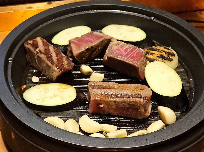 20241229_182052.jpg <도쿄외노자> 일본 장모님댁에서 먹은 와규 스테이크.jpg