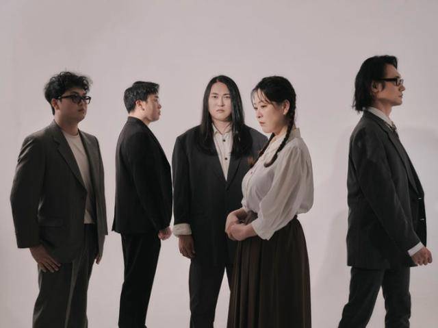 인디 밴드 단편선 순간들. 맨 가운데가 밴드의 리더 단편선. 오소리웍스 제공