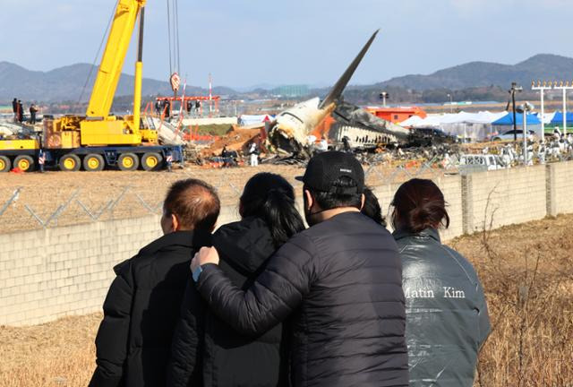 30일 오후 전남 무안군 무안국제공항 제주항공 여객기 참사 현장에서 유가족들이 여객기 잔해를 바라보고 있다. 연합뉴스