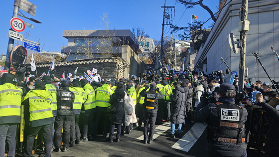 윤석열 대통령에 대한 체포영장이 발부된 31일, 탄핵반대 집회 참여자들이 서울시 용산구 한남동 관저 앞에서 경찰의 질서유지선을 두고 경찰과 대치하고 있다. 석경민 기자