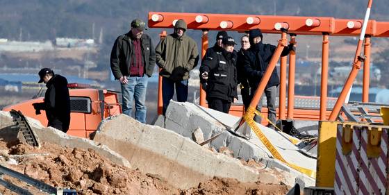 31일 오후 전남 무안군 무안국제공항 제주항공 여객기 참사 현장에서 항공철도사고조사위원회와 미국합동조사단이 로컬라이저(착륙유도시설) 둔덕에 올라 조사를 하고 있다. 뉴시스