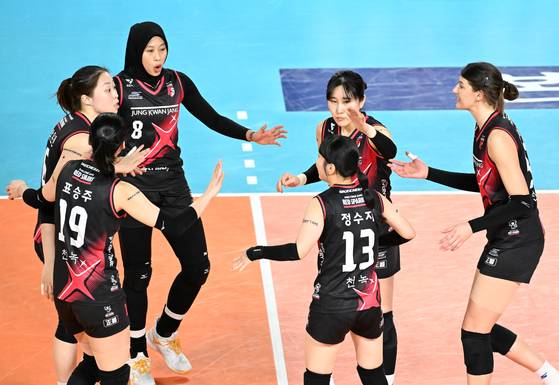 31일 대전 충무체육관에서 열린 IBK기업은행과의 경기에서 득점한 뒤 기뻐하는 정관장 선수들. 사진 한국배구연맹