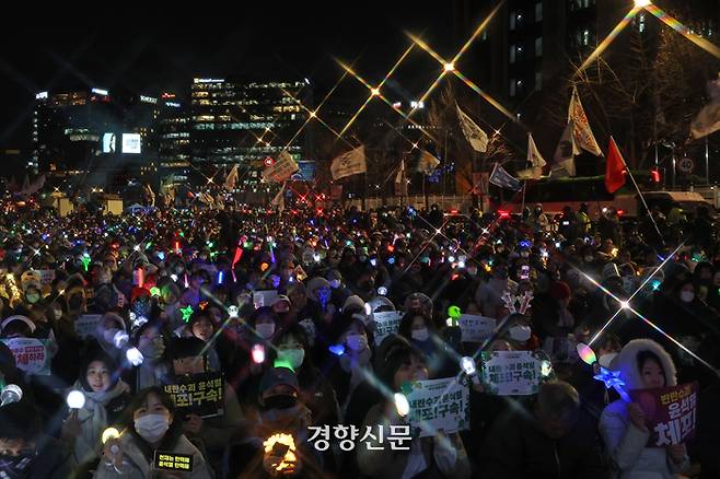 지난 24일 서울 광화문 인근에서 ‘윤석열즉각퇴진·사회대개혁 비상행동’ 주최로 메리퇴진 크리스마스 민주주의 응원봉 콘서트가 열리고 있다. 정효진 기자