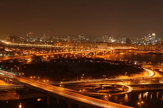 View of the Seoul cityscape at night from the peak of Mount Eungbong in Seongdong District, eastern Seoul [JOONGANG ILBO]