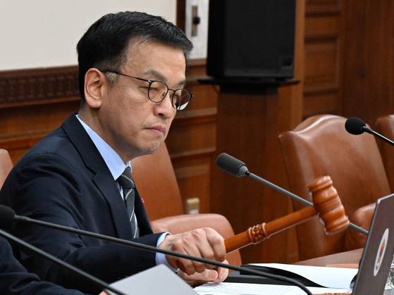 Acting President Choi Sang-mok strikes the gavel to open a Cabinet meeting held at the Seoul Government Complex Seoul in Jongno District, central Seoul on Dec. 31. [JOINT PRESS CORPS]
