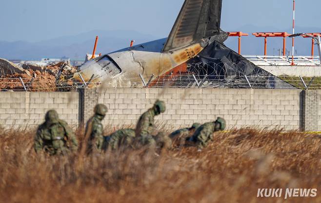 제주항공 여객기 참사 사흘째인 31일 전남 무안국제공항 사고 현장에서 특수전사령부 전문재난구조부대 대원들이 수색을 하고 있다.