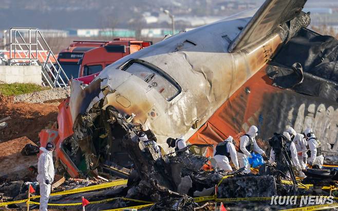 제주항공 여객기 참사 사흘째인 31일 전남 무안국제공항 사고 현장에서 경찰 과학수사 요원들이 현장감식을 하고 있다.