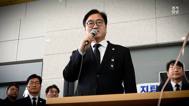 우원식 국회의장이 30일 오후 무안국제공항에서 제주항공 여객기 사고 탑승객 유가족에게 위로의 말을 전하고 있다. 민경찬·김종연PD