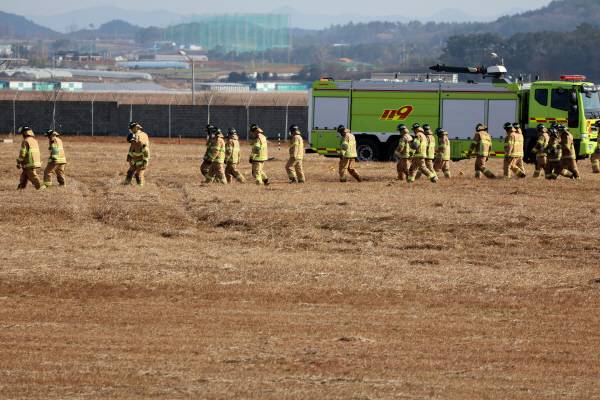 ▲지난 29일 오전 전남 무안국제공항에서 착륙 중이던 항공기가 활주로를 이탈해 울타리 외벽을 충돌했다. 사진은 사고 현장에서 소방 당국이 인명 구조를 하는 모습. ⓒ연합뉴스