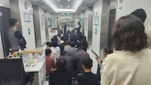 ▲ 20일 서울 목동 방송회관 19층에서 방심위 구성원들이 농성을 벌이고 있다. 사진=방심위노조 제공