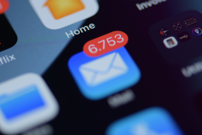 나도 메일함에 읽지 않은 메일 5000개라 개추 눌렀다. [사진 출처=Brian J. Tromp, unsplash]