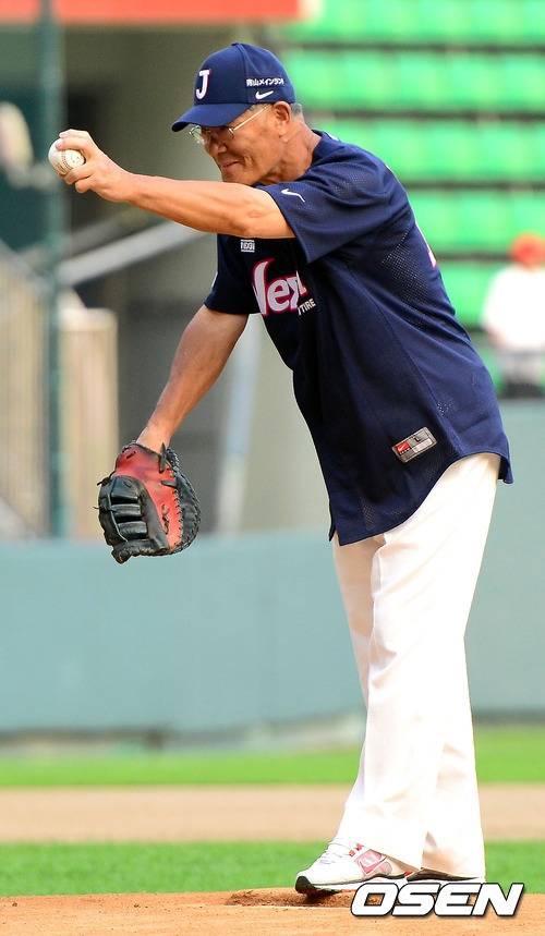 2012년 7월20일 서울 잠실구장에서 열린 '한일 프로야구 레전드 매치 2012' 경기에 앞서 시구를 하기위해 장훈 단장이 포수에게 사인을 보내고 있다./사진=OSEN