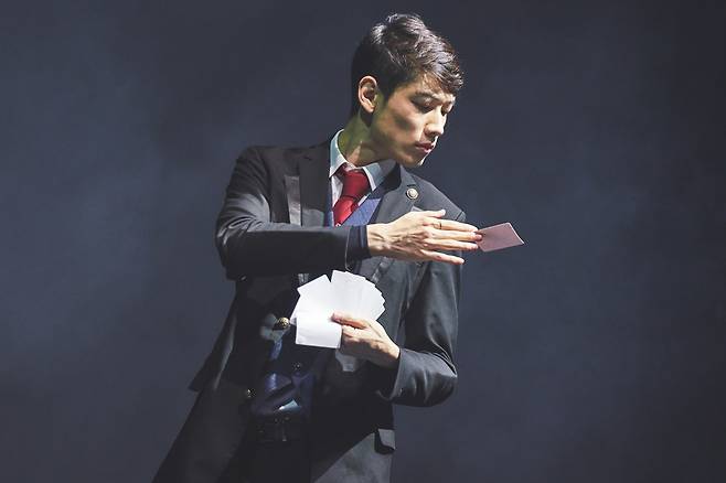 유원준 한화손해보험 계리사가 카드 마술을 선보이고 있다.  [한화손해보험 제공]