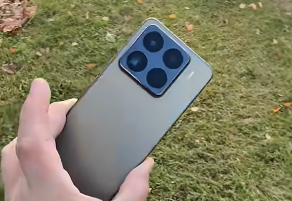 샤오미 플래그십 스마트폰 ‘샤오미 15 프로’ [유튜브 @Technotin 갈무리]