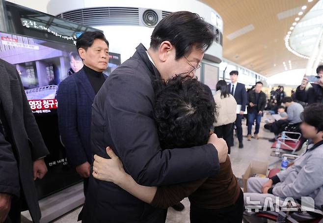 [무안=뉴시스] 김선웅 기자 = 이재명 더불어민주당 대표가 31일 전남 무안국제공항을 방문해 제주항공 여객기 사고 희생자 유가족을 위로하고 있다. (공동취재) 2024.12.31. photo@newsis.com