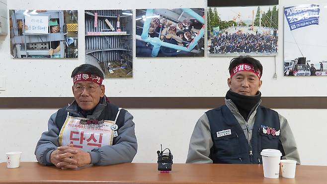12월 26일, 금속노조 거제통영고성 조선하청지회 김형수 지회장(오른쪽)과 강인석 부지회장이 경남 거제시에 위치한 노동조합 사무실에서 인터뷰를 하고 있다.